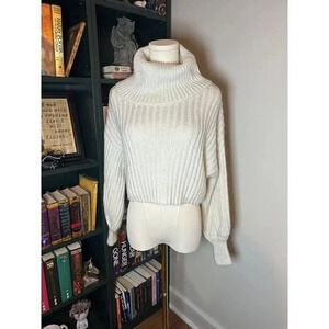 Urban Outfitters White Chunky Knit Cropped Sweater Size Medium